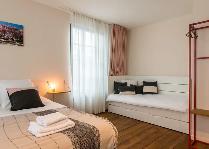 Friday Gent, Exclusive Charming