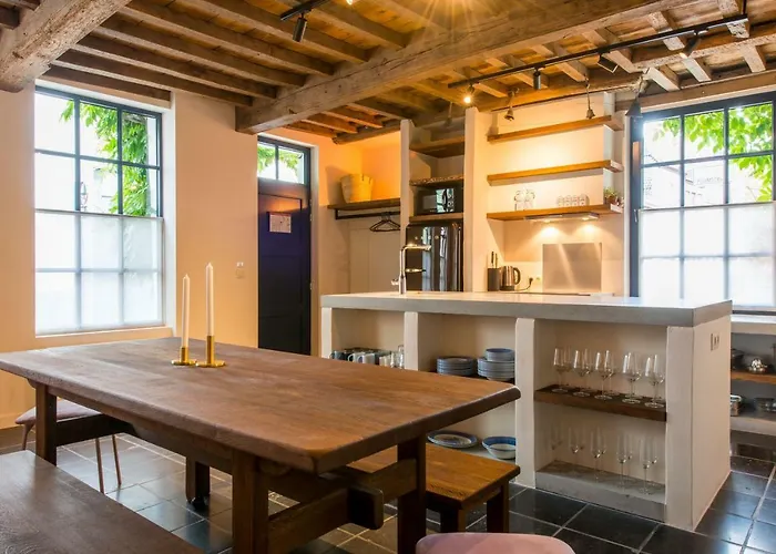 Friday Gent, Exclusive Charming