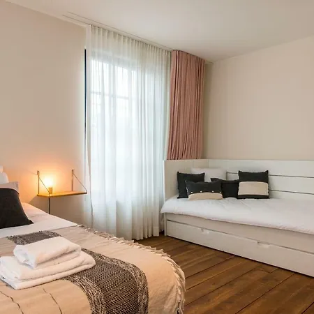 Friday Gent, Exclusive Charming